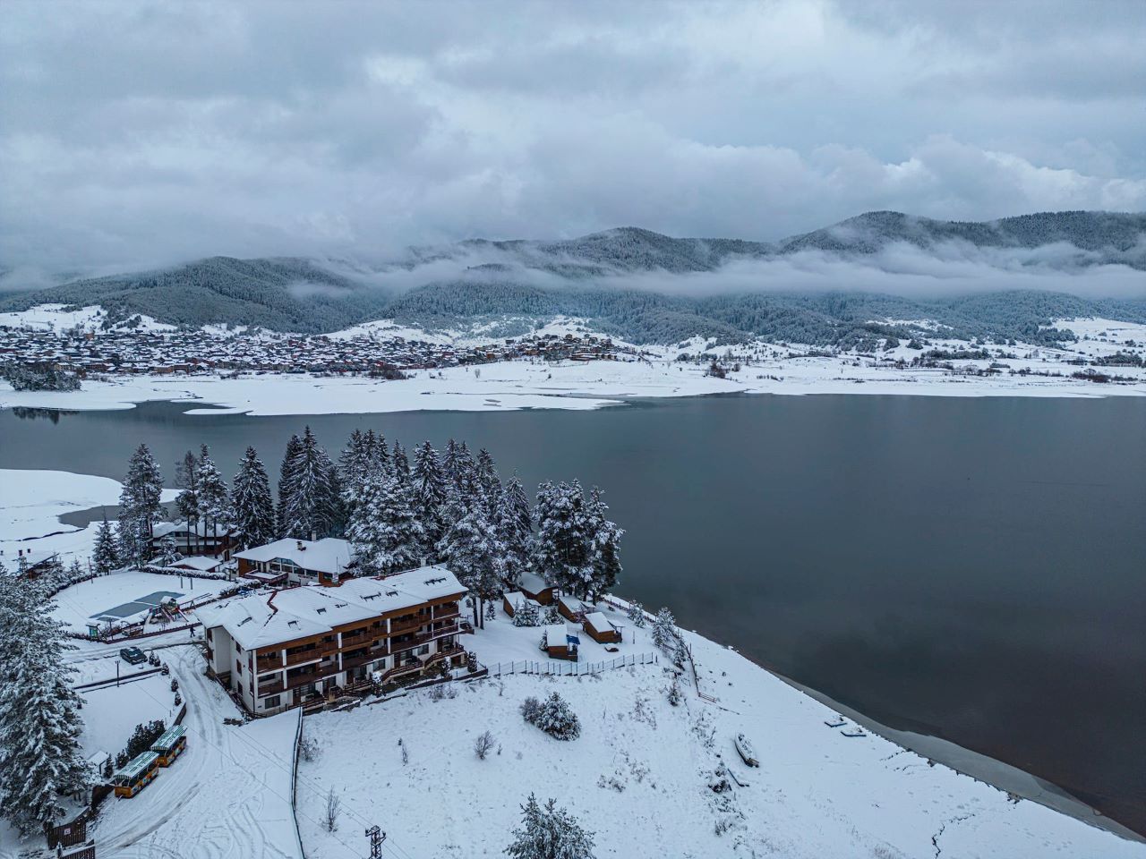 Язовирът през зимата